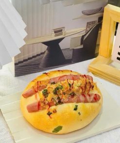 Bánh mì kẹp nhân xúc xích chà bông